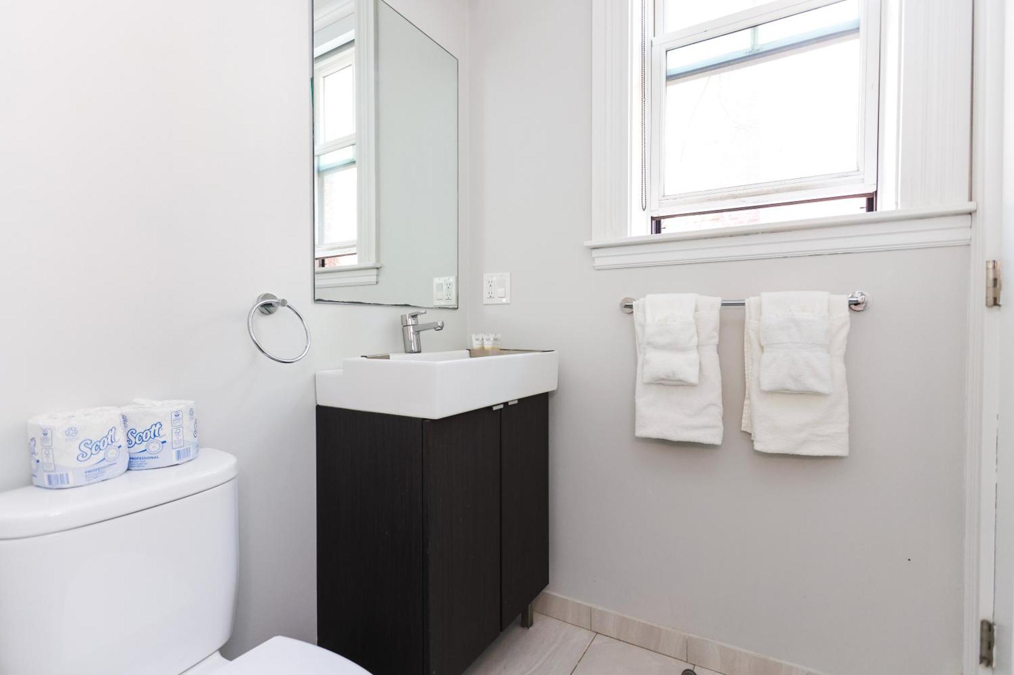 A Stylish Stay W/ A Queen Bed, Heated Floors.. #26 Brookline Exterior photo